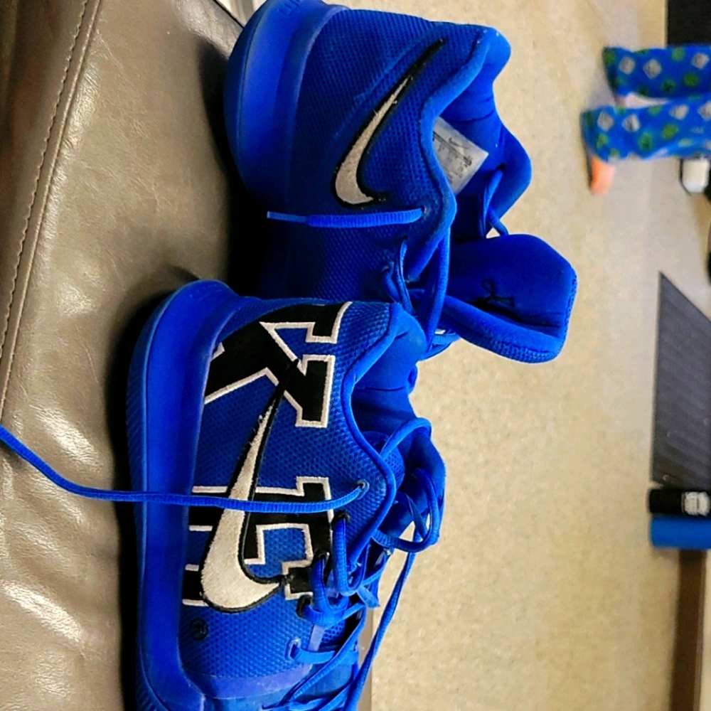 Kyrie Irving - size 10 Elizabeth Azurie edition